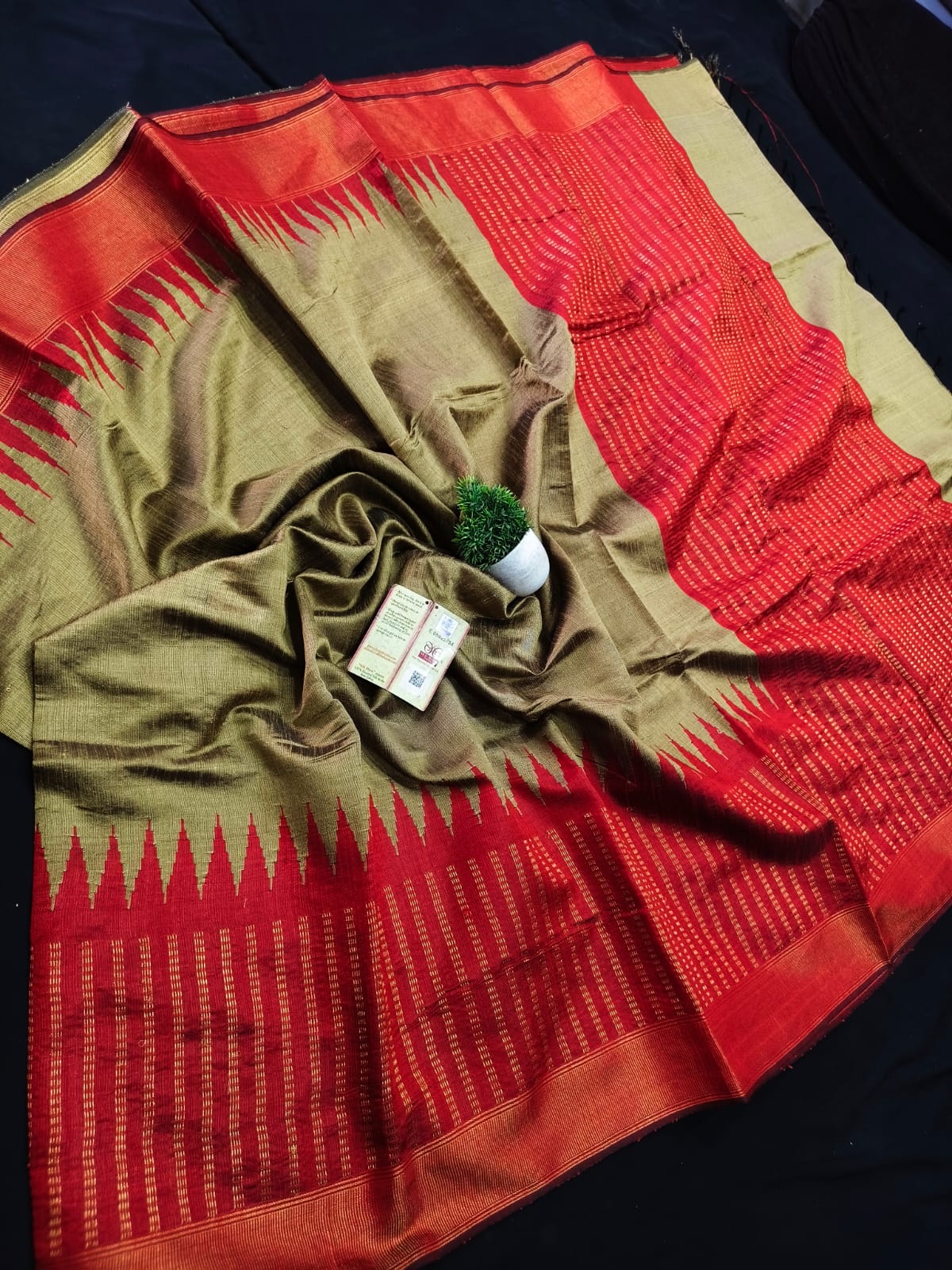 Temple Border Raw pattern and  pallu with contrast blouse saree